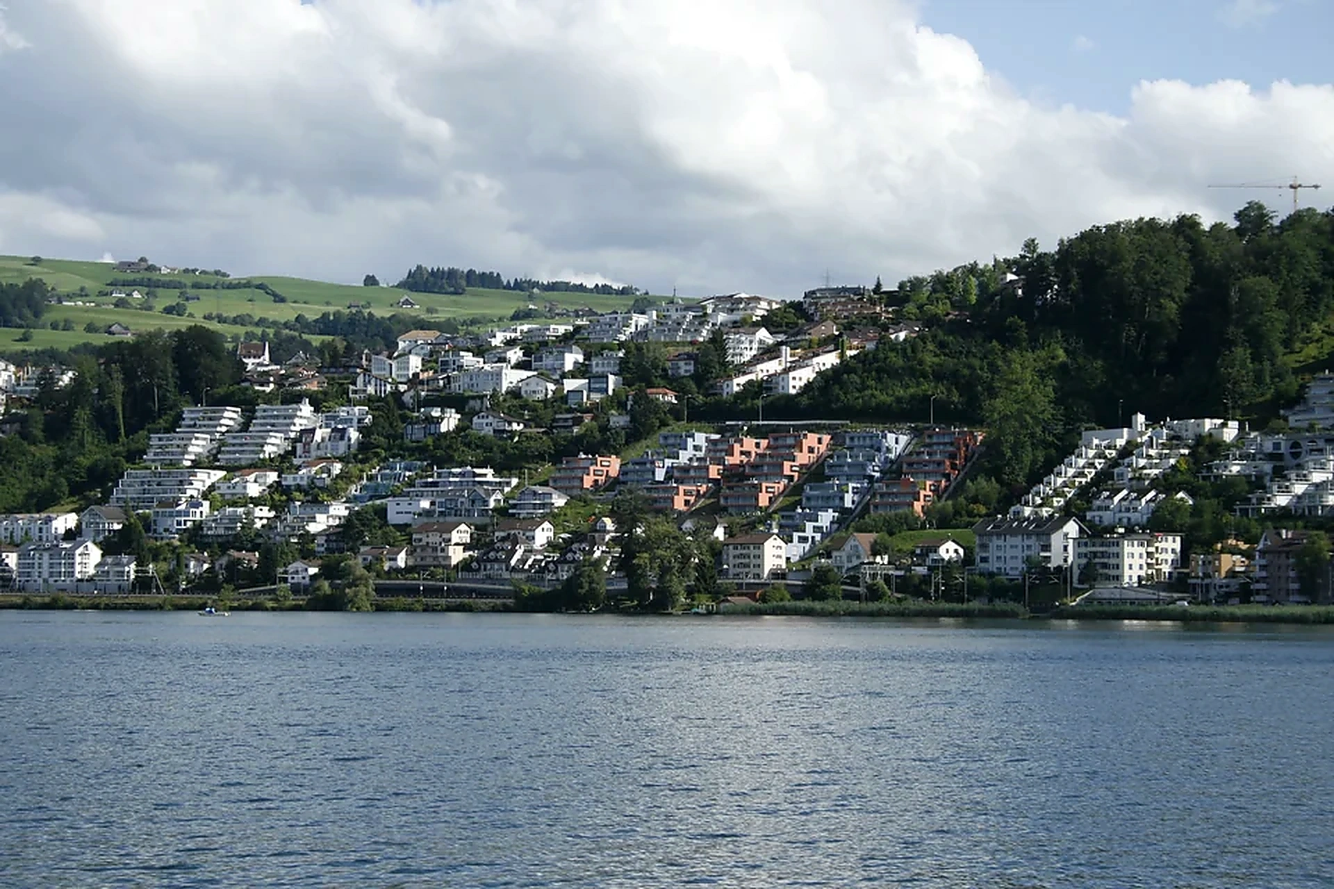 Wollerau und Zürichsee mit umliegenden Häusern