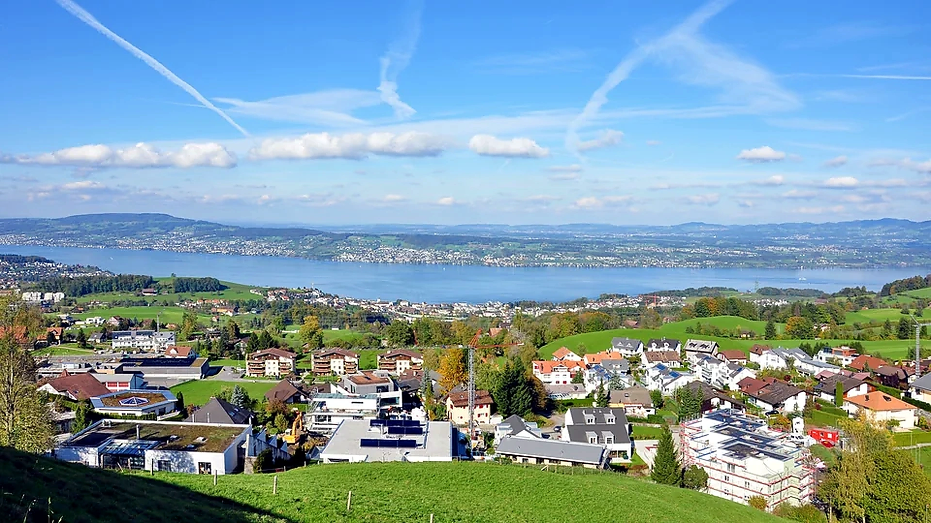 Panorama von Wollerau und Feusisberg über den Zürichsee.